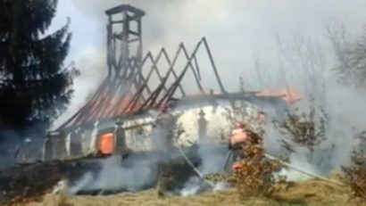 A luat foc biserica de lemn din Povergina. Monumentul datează din secolul al XVIII-lea