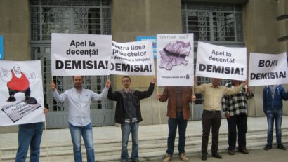 FOTO / AUDIO / Protest în fața Consiliului Județean Timiș. Reprezentanții PMP cer demisia lui Titu Bojin