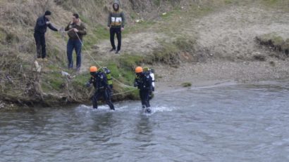 Scafandrii din Constanța caută drona rătăcită în râul Timiș