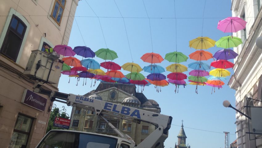 FOTO / Festivalul Timfloralis readuce cupola din umbrele multicolore la Timișoara