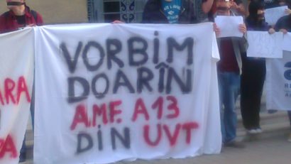 FOTO / Zeci de studenţi au ocupat peste noapte un amfiteatru al UVT