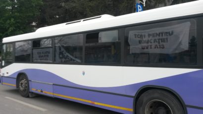 FOTO / După o noapte în amfiteatru, studenții timișoreni demonstrează în autobuz