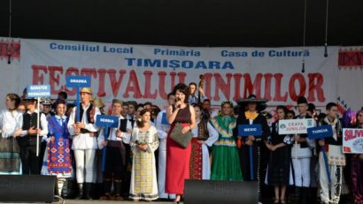 IN DIRECT / „Festivalul Inimilor” – sărbătoarea folclorului mondial începe şi în acest an cu Spectacolul Ansamblului „Timişul” al Casei de Cultură din Timişoara.