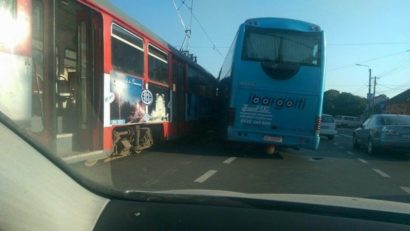 Accident: Circulaţia tramvaielor, blocată în Arad