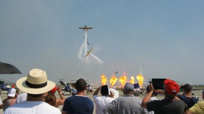 Miting aviatic în weekend la Timișoara: acrobații aeriene, spectacol de lumini și concert rock pe înserat