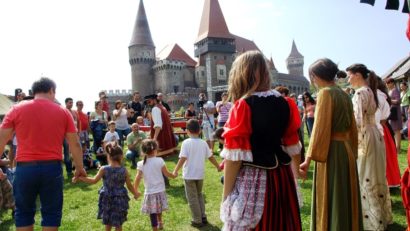 Carnavalul Medieval pune stăpânire pe Castelul Corvinilor din Hunedoara