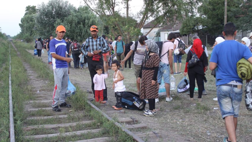 FOTO / AUDIO / Valuri de refugiați ajung în Ungaria. Voluntarii sunt alertă pentru a preîntâmpina izbucnirea epidemiilor