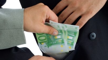 Femeie prinsă când cerea 5.000 de euro sub promisiunea că va scoate din arest un bărbat