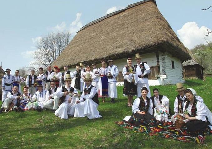 Iuliana Dăncuş, directorul Ansamblului Folcloric Naţional “Transilvania” din Baia Mare, de pe scena Festivalului “Tradiţii la Români”, în direct la Radio Timişoara