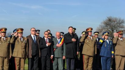 Președintele Iohannis a depus coroane de flori la Monumentul Eroilor de la Păuliș și la cel din Arad