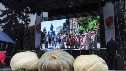 FOTO / AUDIO / Mii de vizitatori la Zilele Dovleacului de la Kikinda. Cea mai mare ludaie cântărește 433 de kilograme