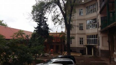 FOTO / AUDIO / Un timișorean construiește fără autorizație o vilă în curtea Palatului Ancora. Amenda Poliției Locale l-a lăsat rece