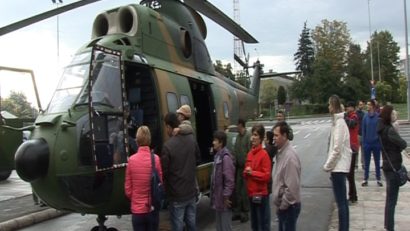 Ziua Armatei sărbătorită cu expoziţii de armament, uniforme militare şi fanfară. Timişorenii pot vedea elicopterul IAR 330 PUMA