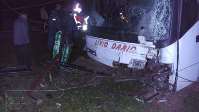 Autocar cu 50 de muncitori, implicat într-un grav accident. A fost activat codul roşu de urgenţă