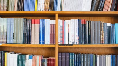 După ce a fost folosită ca depozi, biblioteca unei comune arădene se redeschide