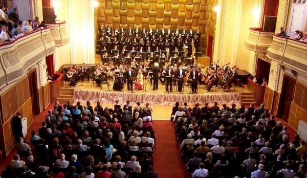 Concert de Anul Nou cu bis. Filarmonica Arad recrează armosfera balurilor vieneze