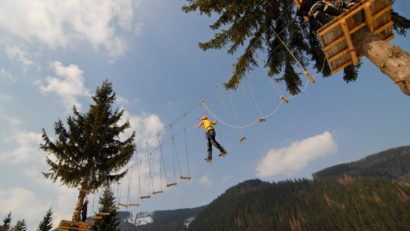 Turiștii sunt invitați să parcurgă traseele cu obstacole în Parcul de Aventură Râușor