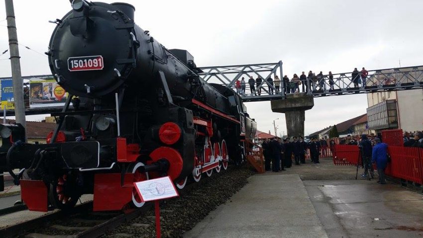 FOTO / O locomotivă cu aburi, care tracta tancuri în cel de-al Doilea Război Mondial, împodobește Gara de Nord din Timișoara