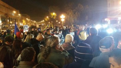 VIDEO / FOTO / Timișorenii s-au întors să protesteze în Piața Victoriei