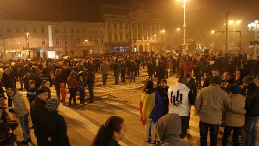 Arădenii au ieşit în stradă să protesteze, în ciuda frigului şi a ceţii dense