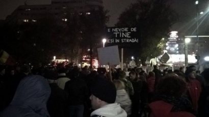 Candele şi fotografii cu victimele incendiului de la Colectiv, în a cincea zi de protest în Piaţa Universităţii