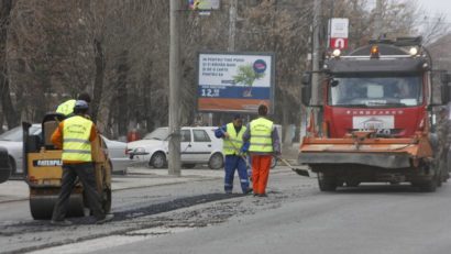 Firmele care au spart străzile din Reșița pentru utilități, așteptate cu planul de refacere