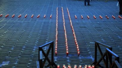 Cruce formată din candele aprinse, în memoria martirilor Revoluţiei de la Timişoara