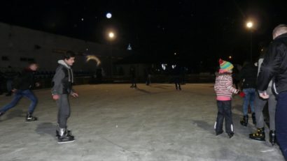 La Reșița se aprind luminile de Crăciun și se deschide patinoarul din Parcul Tricolorului