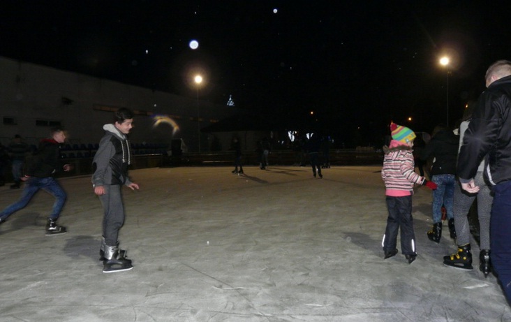 La Reșița se aprind luminile de Crăciun și se deschide patinoarul din Parcul Tricolorului