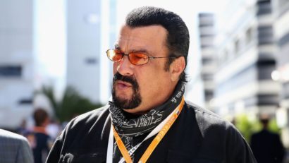 Steven Seagal cântă de Anul Nou la Belgrad, alături de artiști locali