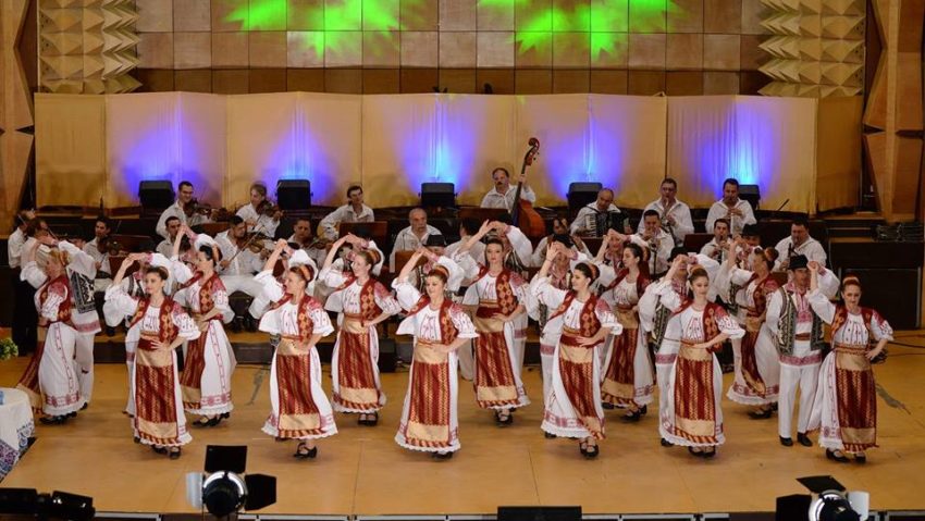 Spectacol folcloric dedicat Zilei Unirii Principatelor Române la Sala „Capitol” din Timişoara.