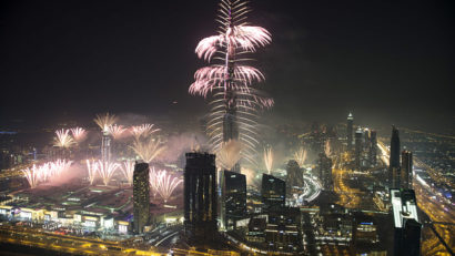 Focuri de artificii pe cerul Dubaiului, în pofida unui incendiu uriaş