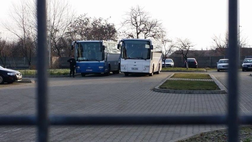 Cei 60 de refugiați prinși la granița româno-sârbă, transportați la Arad