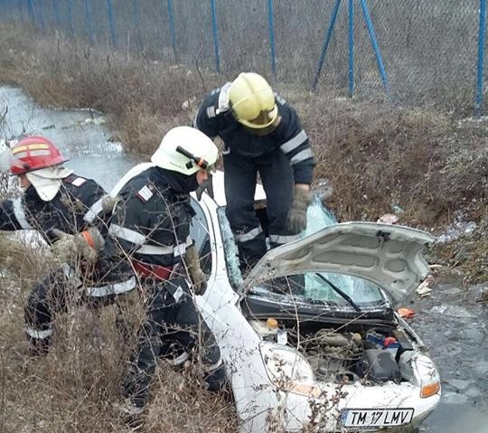 FOTO / O mașină s-a răsturnat într-un șanț, în zona localității timișene Remetea Mare