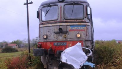 Un cetățean spaniol a murit, după ce mașina în care se afla a fost lovită de tren, lângă Hațeg