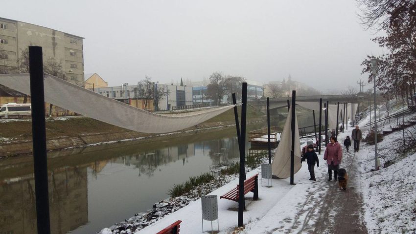 FOTO / Ploile abundente au rupt noile copertine din pânză de pe malurile canalului Bega