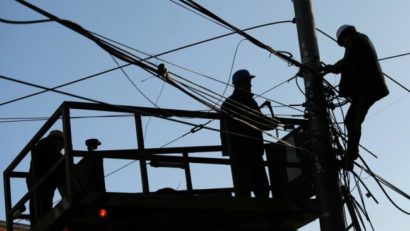 Vântul puternic a lăsat localități din Caraș-Severin fără energie electrică