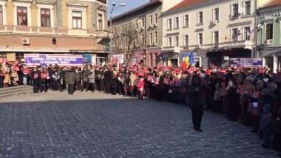 Hunedoara: Aproape o mie de persoane prezente la un miting de susţinere a familiei creştine