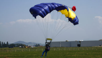 Cursuri gratuite pentru piloţi de planoare şi paraşutişti, lângă Deva