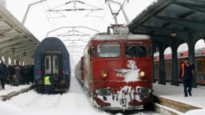 Zeci de trenuri anulate din cauza viscolului şi a zăpezii. În Timişoara trenurile sosesc cu întârzieri mari