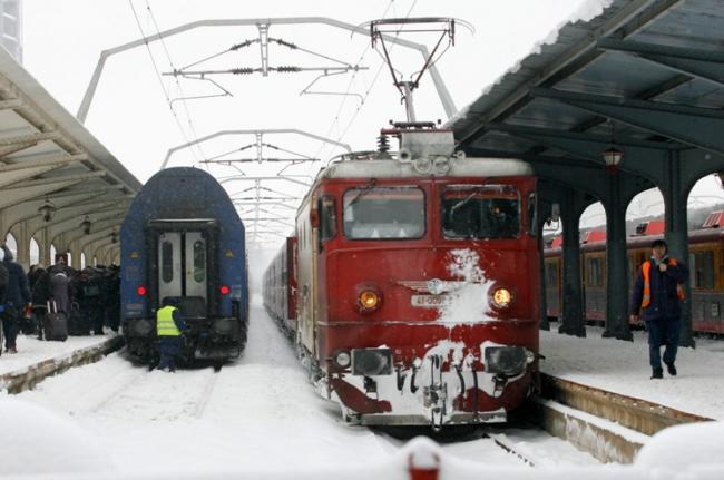 Zeci de trenuri anulate din cauza viscolului şi a zăpezii. În Timişoara trenurile sosesc cu întârzieri mari