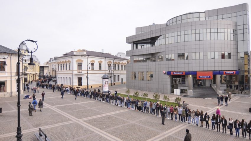 Premieră: Lanț uman de peste 2500 de oameni pentru lectura la GAUDEAMUS de la Craiova!