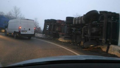 Atenţie, şoferi! Autotren răsturnat la Plugova