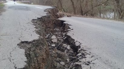 Se poate circula pe o parte a drumului din Arad pe care s-a format recent un crater uriaș