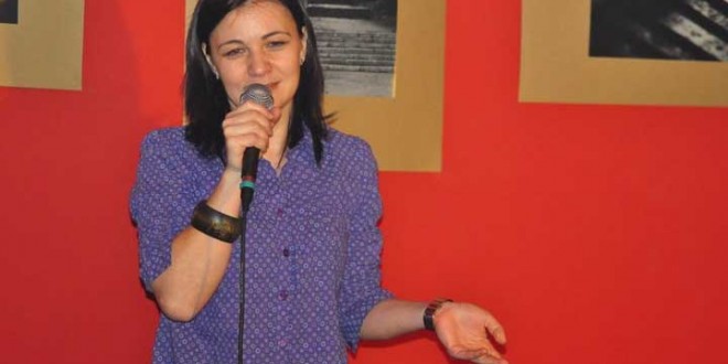 Actriţa Diana Roşca, una dintre puţinele femei care fac stand-up comedy, vine într-un spectacol la Deva