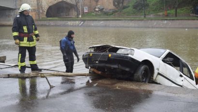 FOTO / Exercițiu spectaculos al ISU și SALVO, pe o ploaie abundentă