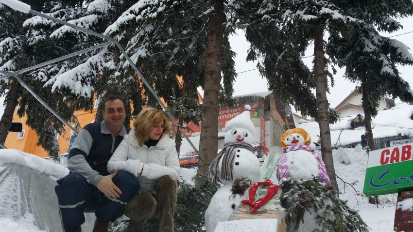 FOTO / Nuntă cu alai din zăpadă și o cerere în căsătorie, la Festivalul Oamenilor de Zăpadă de la Straja