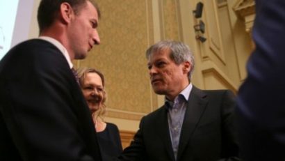 Cartea ‘poliţistului-scriitor’, lansată în prezenţa a zeci de admiratori şi a premierului Dacian Cioloş