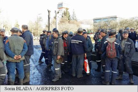 Trei lideri sindicali din Valea Jiului au intrat în greva foamei. Sute de mineri protestează la Lupeni