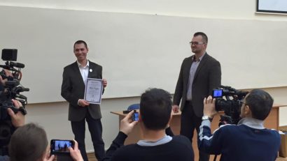 Poveste de succes: Un medic din Timișoara care pictează în timpul liber, premiat în campania “Rezident de nota 10”